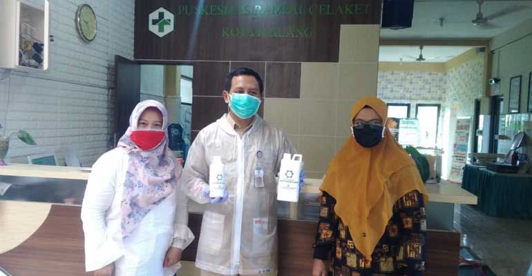 SOSIAL: AKAFARMA dan AKFAR PIM memberikan hand soap dan hand sanitizer ke tempat pelayanan umum di Kota Malang.