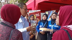 Dr. Nazaruddin Malik, M.Si. di bazaar produk halal dari UMKM Binaan Poltekkes PIM
